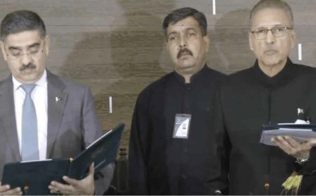 পাকিস্তানের তত্ত্বাবধায়ক সরকারের প্রধানমন্ত্রীর শপথ নিলেন কাকার